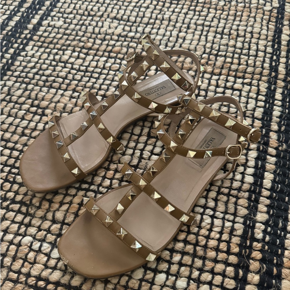 Valentino rockstars flat calf sandal with strap Women's Tan Studded Sandals